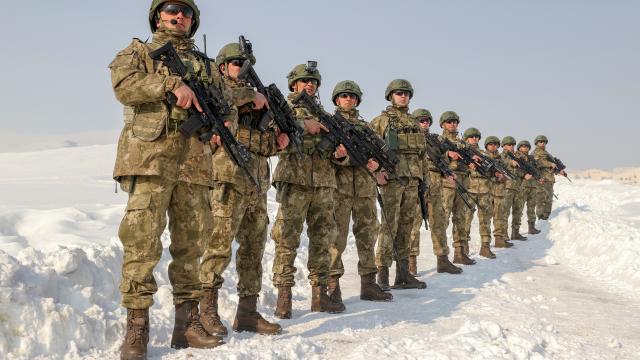 Mehmetçik yeni kamuflajlarıyla görev başında