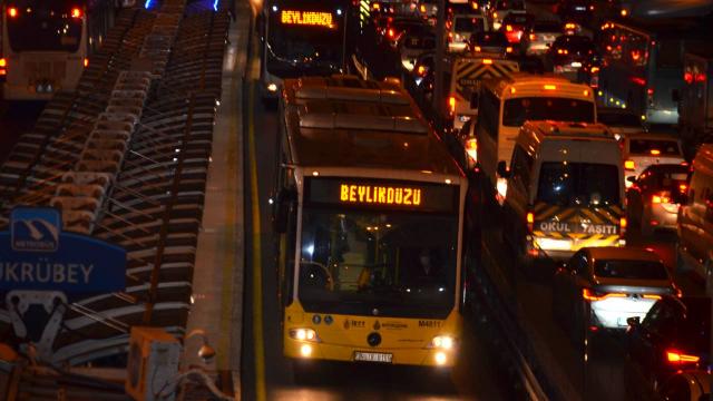 İstanbuldaki metrobüslerde kod uygulaması kaldırıldı