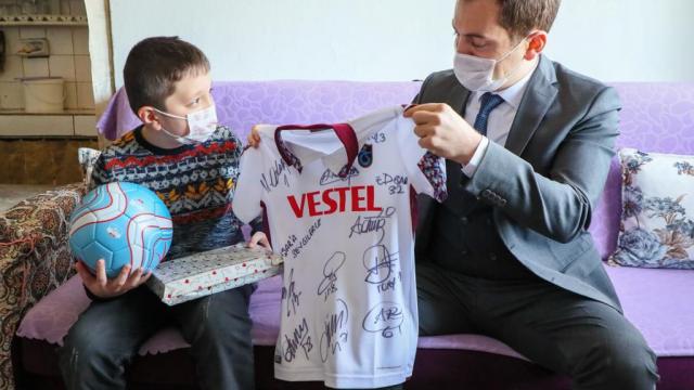 İlkokul öğrencisinin Trabzonspor forması hayalini Vali Sonel gerçekleştirdi