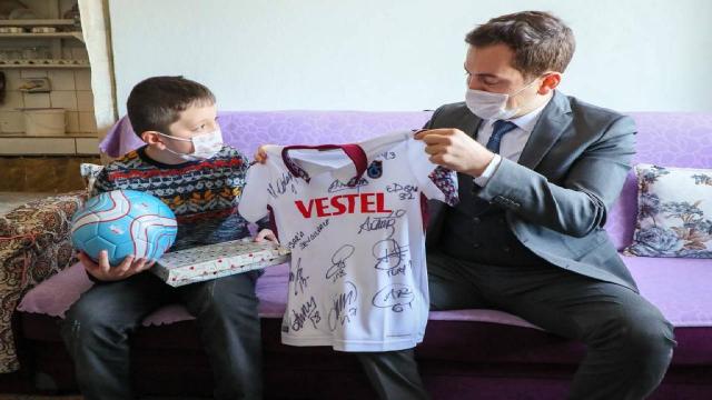 Yetim çocuk Trabzonspor forması hayaline kavuştu