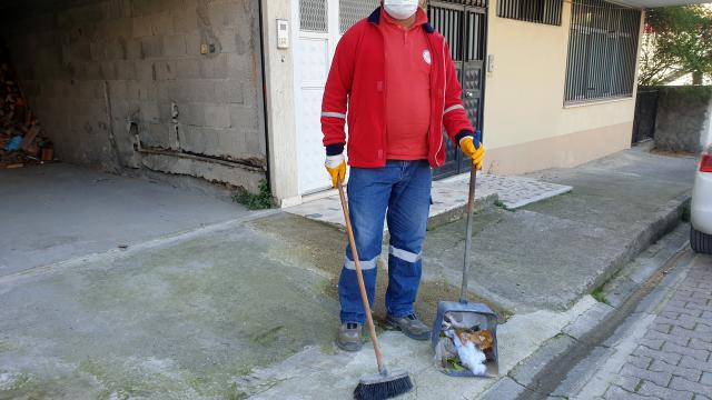 Osmaniyede temizlik işçisi yolda bulduğu 5 bin lirayı sahibine teslim etti