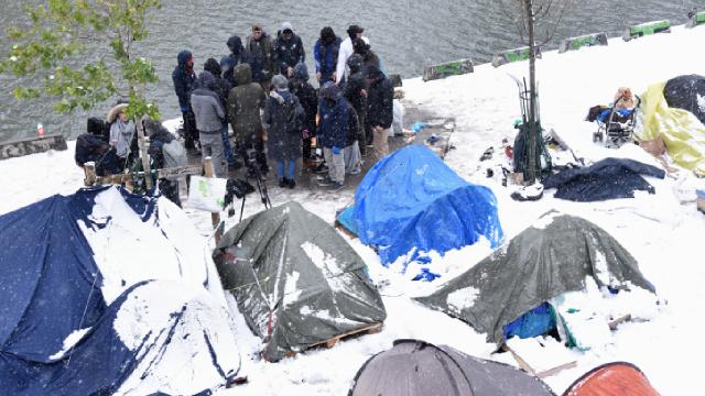 Pariste sokakta kalan 150 göçmen kendilerini okula kapattı