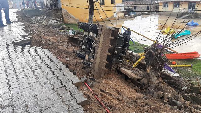 İzmirde sağanak: Bir okulun istinat duvarı yıkıldı