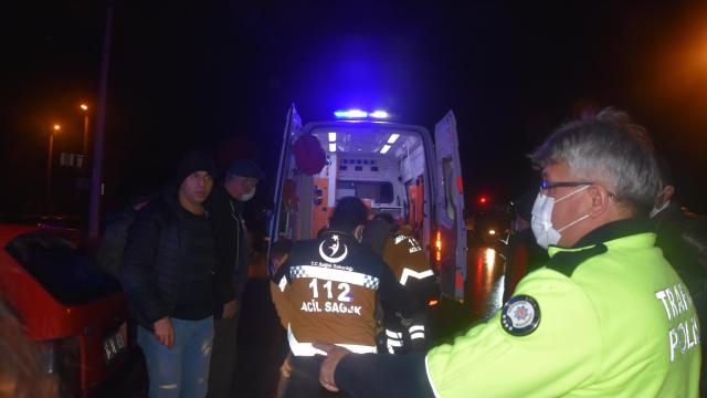 Ağaca çarpan otomobildeki 2 kişi yaralandı