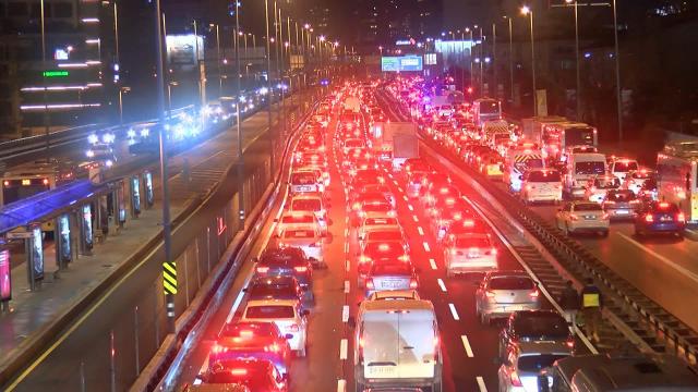 İstanbulda kısıtlamanın başlamasına rağmen trafik yoğunluğu