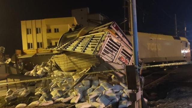 Tren, çarptığı tırı metrelerce sürükledi: 2 yaralı