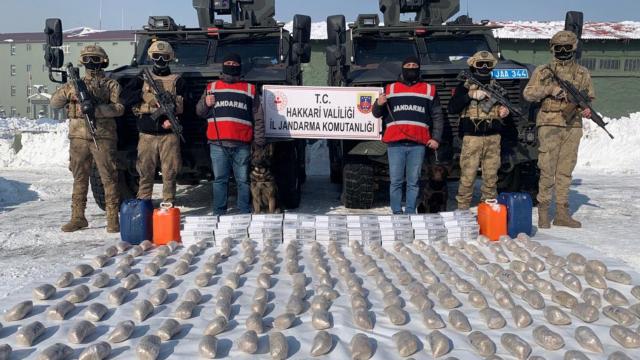 İrandan Hakkariye zehir ticareti: 99 kilo eroin ele geçirildi