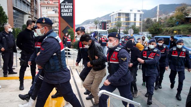 Antalyada uyuşturucu operasyonu: 20 zanlı adliyeye sevk edildi
