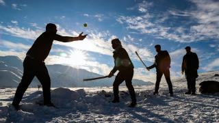 "Van usulü beyzbol" oynayarak karın tadını çıkarıyorlar