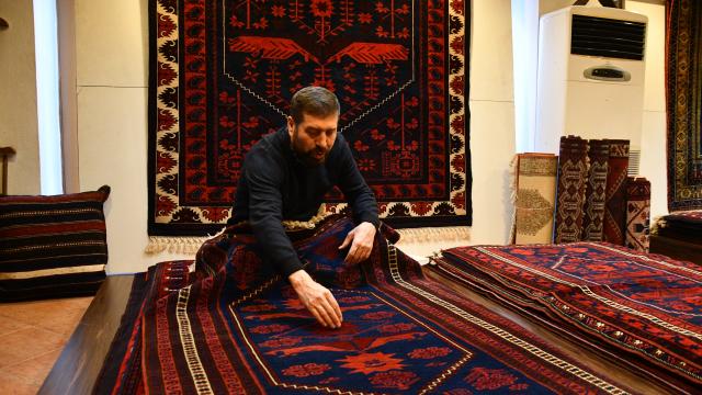 Sındırgının meşhur Yağcıbedir halısı 12. sınıf öğrencilerinin matematik ders kitabında yer aldı
