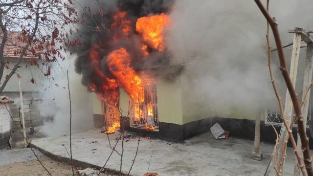 Konyada tek katlı ev alev alev yandı
