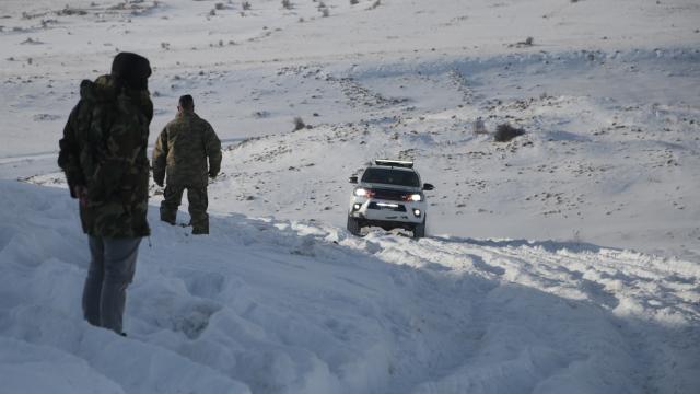 Karlı arazide safari yapan "off-road" tutkunları yaban hayatını da unutmuyor