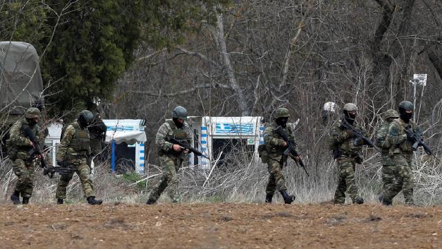 Yunanistan masaya yanaşsa da tahrikten vazgeçmiyor