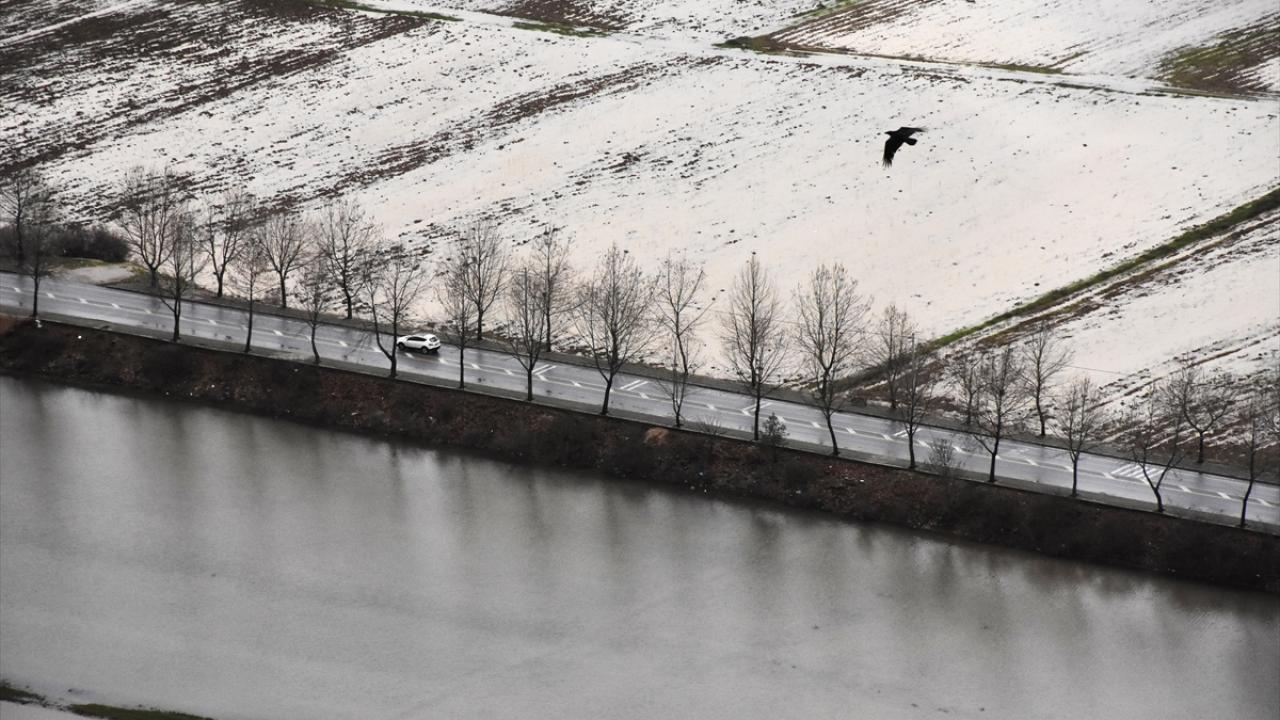Aralıklarla etkili olan sağanak nedeniyle Karamehmet Mahallesi Tütüncüler Sokağı’ndaki müstakil evin istinat duvarının çökmesi sonucu 2 araçta hasar oluştu.
