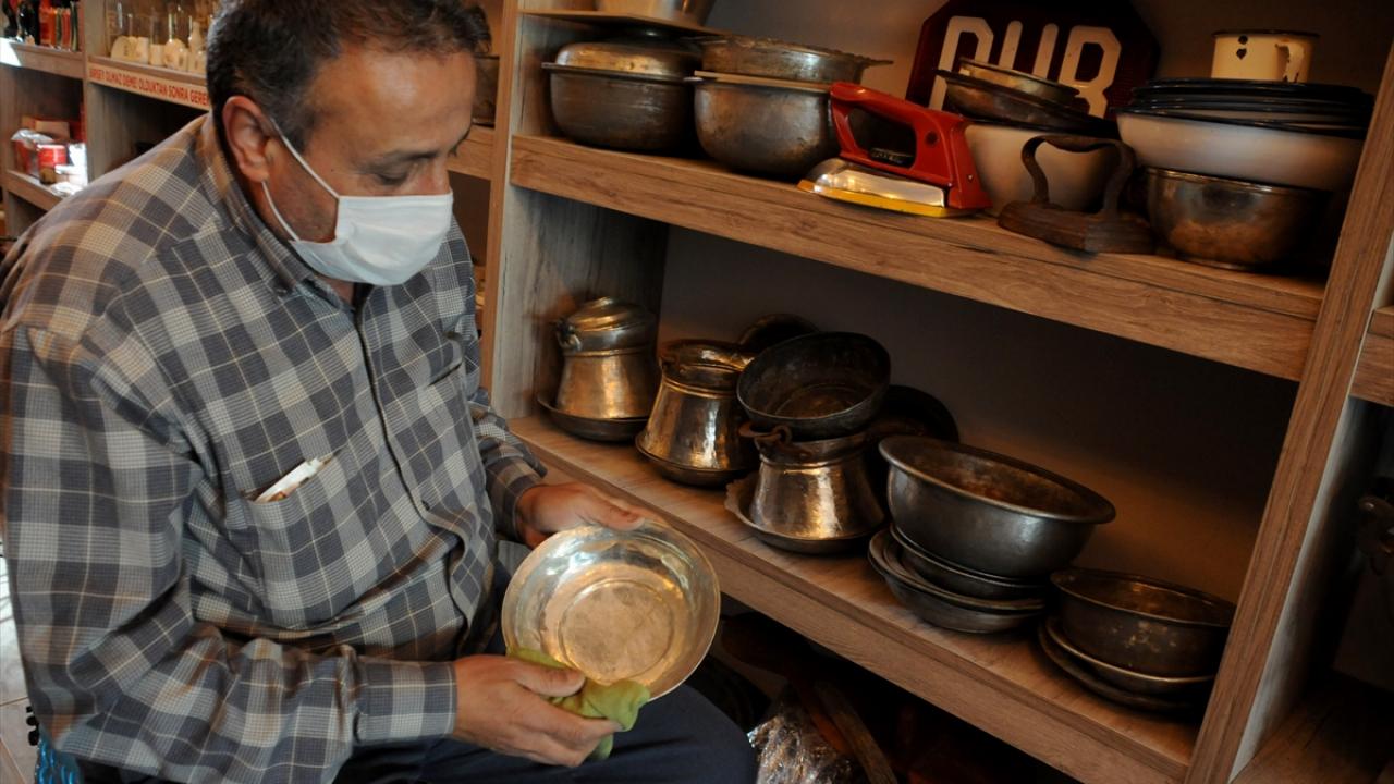 İlk olarak lambalı radyoyla başlayan eski eşya biriktirme hobisini yıllar geçtikçe ilerleten Karasüleymanoğlu, kömürlü ütüden eski telefonlara kadar birçok ürün aldı.