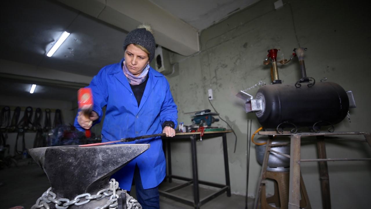 Düzce`de yaşayan Mehmet ve Birgül Şeker çifti, birlikte çalıştıkları dükkanda yaptıkları bıçaklarla ahşap ve çeliği sanat eserine dönüştürüyor. 