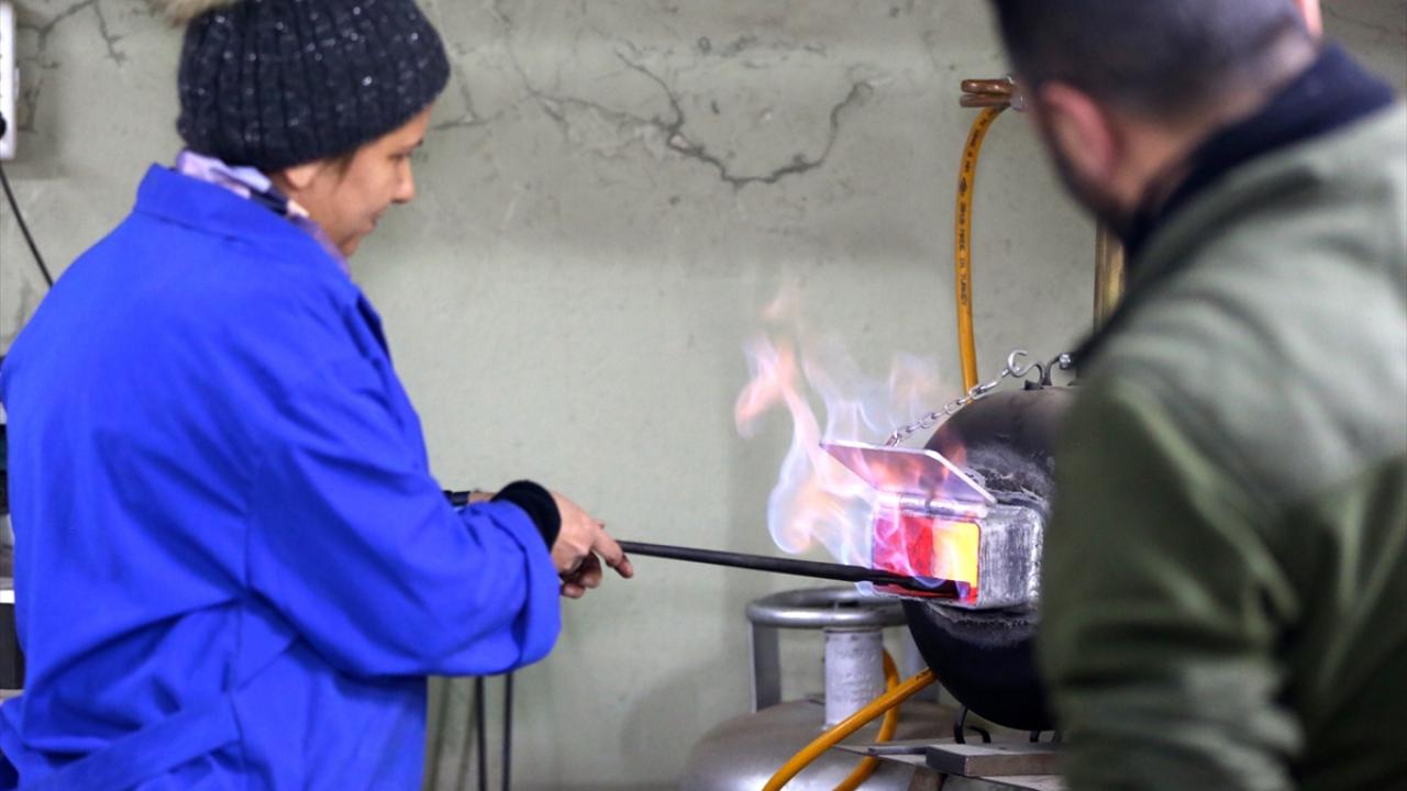 Çocuk yaşlarda ahşap oymacılığı ve bıçak yapımına merak salan 42 yaşındaki Mehmet Şeker, bu alanda çalışmaya yöneldi.  