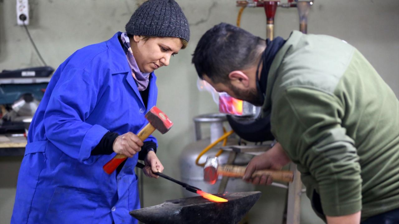 Zamanla ahşabı ve çeliği buluşturarak Osmanlı motifleri ve hayvan figürleriyle süslediği bıçaklar üreten Şeker, bu işi yapan sayılı ustalardan biri haline geldi.
