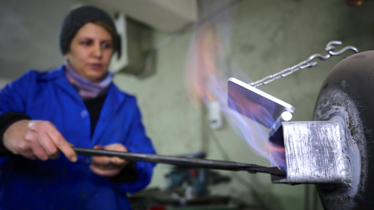 Birgül Şeker de siparişleri yetiştirmekte zorlandığını gördüğü eşine yardımcı olmak için gelmeye başladığı dükkanda zamanla işi öğrendi.