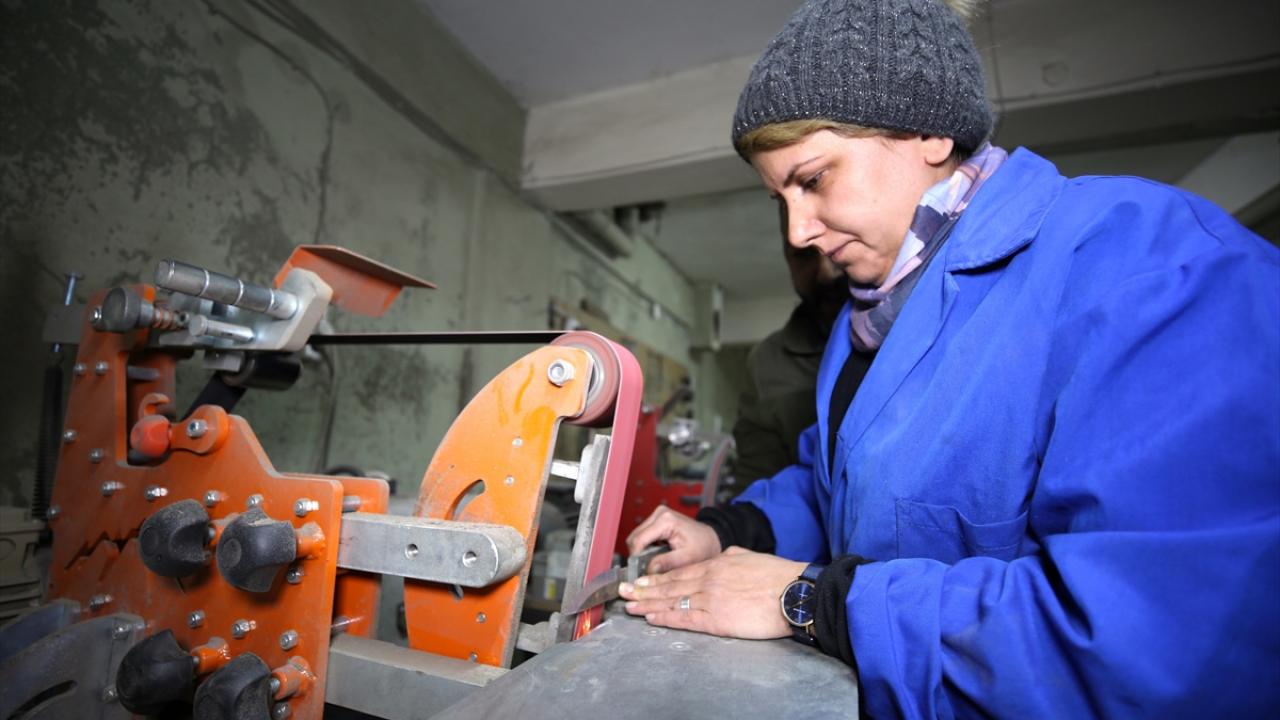 Eşiyle birlikte kızgın çeliği döverek bıçak haline getiren, motifler yaparak sanatını konuşturan Birgül Şeker, kocasının sağ kolu oldu.