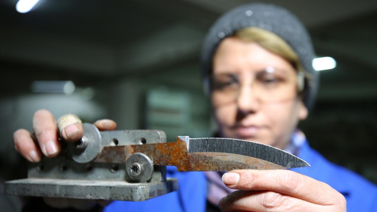 Şeker çiftinin yoğun emek vererek titizlikle işledikleri bıçaklar, Türkiye`nin yanı sıra yurt dışından da talep görüyor.