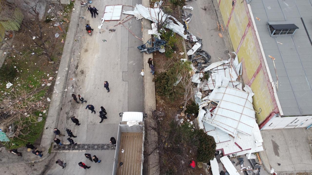 Yıldırım ilçesi Yiğitler Mahallesi`ndeki Otosansit Sanayi Sitesi`nde bazı iş yerlerinin çatıları uçtu.