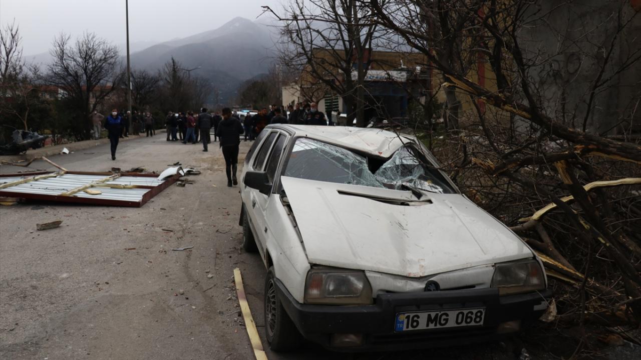 Çevreye yayılan parçalar, çok sayıda iş yeri ve araçta hasara, bir kişinin de yaralanmasına yol açtı.