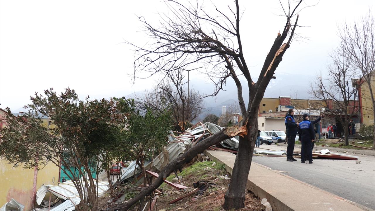 Bunun üzerine bölgeye itfaiye, zabıta, polis ve sağlık ekipleri sevk edildi.