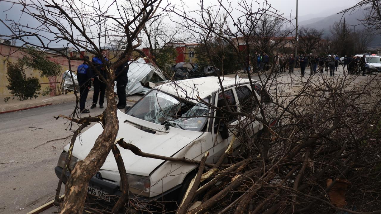 Yaralanan kişi, çevredeki bir hastaneye kaldırıldı.