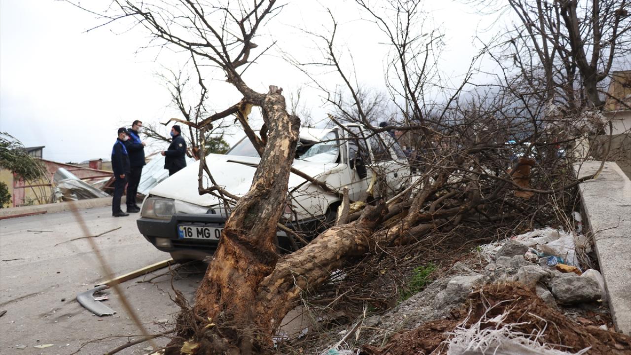 Sanayi sitesinde güvenlik önlemi alan ekipler, hasar tespit çalışması başlattı.