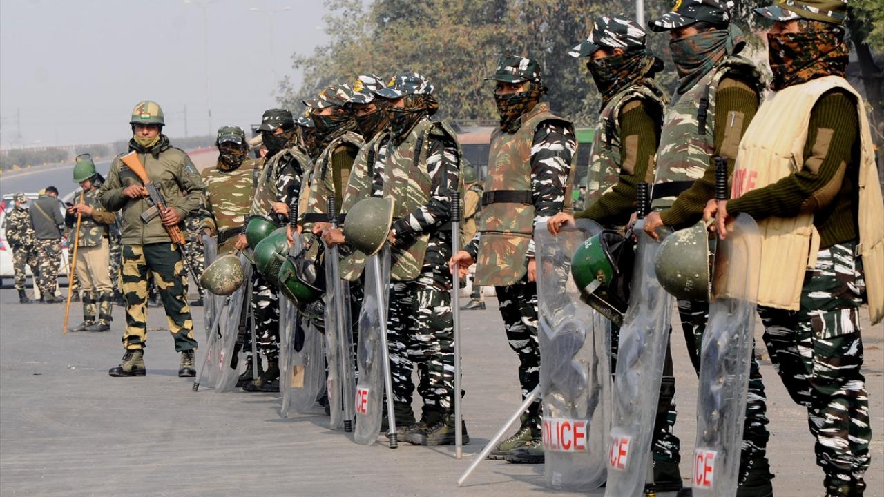 Polis Delhi- Uttar Pradeş sınırında göstericiler tarafından kapatılan yolda güvenlik önlemlerini artırdı.