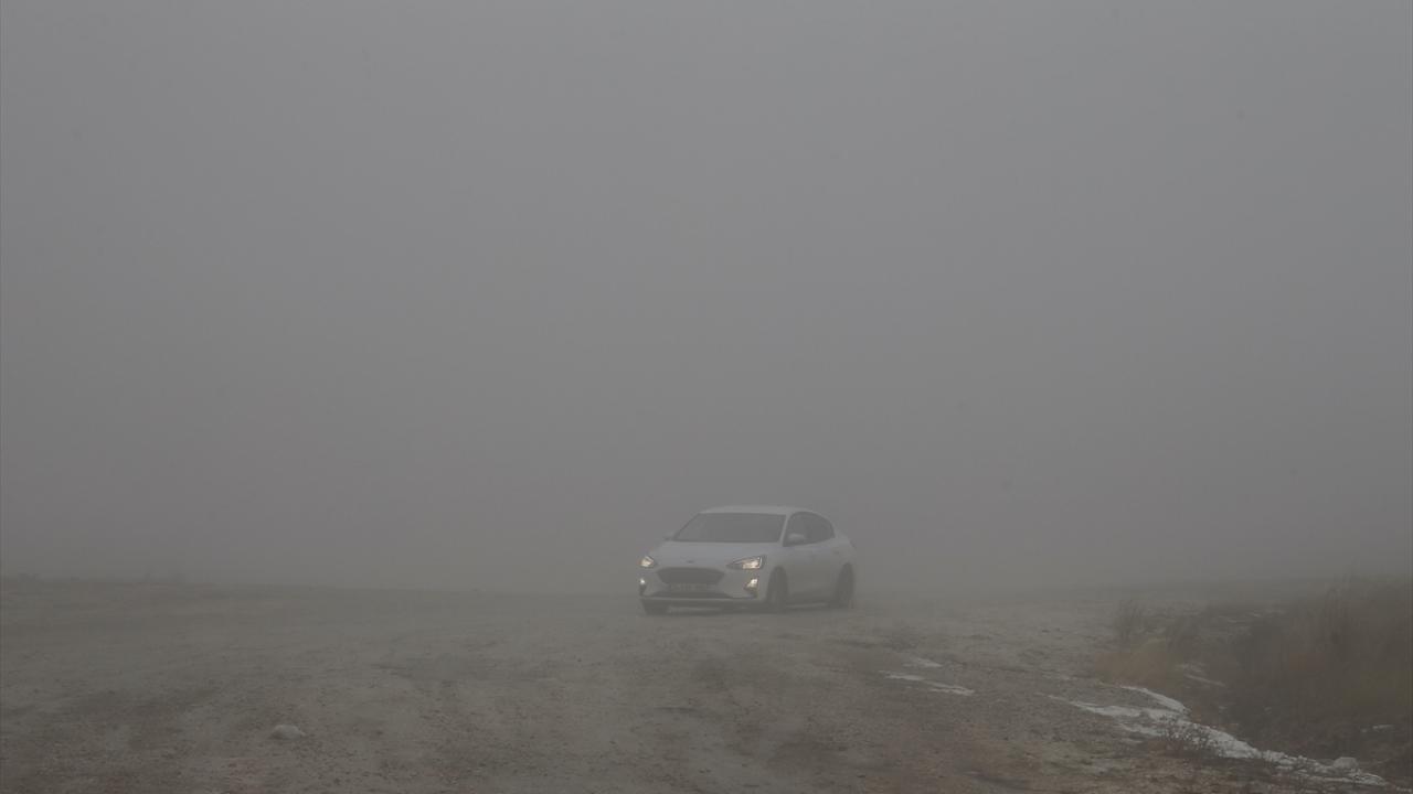 Bölgeden geçen sürücüler, sis lambalarını yakarak ilerleyebildi.