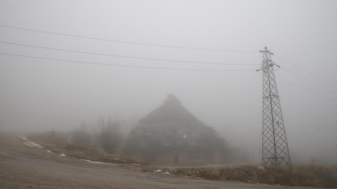 Konyaaltı ilçesine 15 kilometre uzaktaki Doyran Mahallesi`nde görüş mesafesi zaman zaman 25 metreye kadar düştü.
