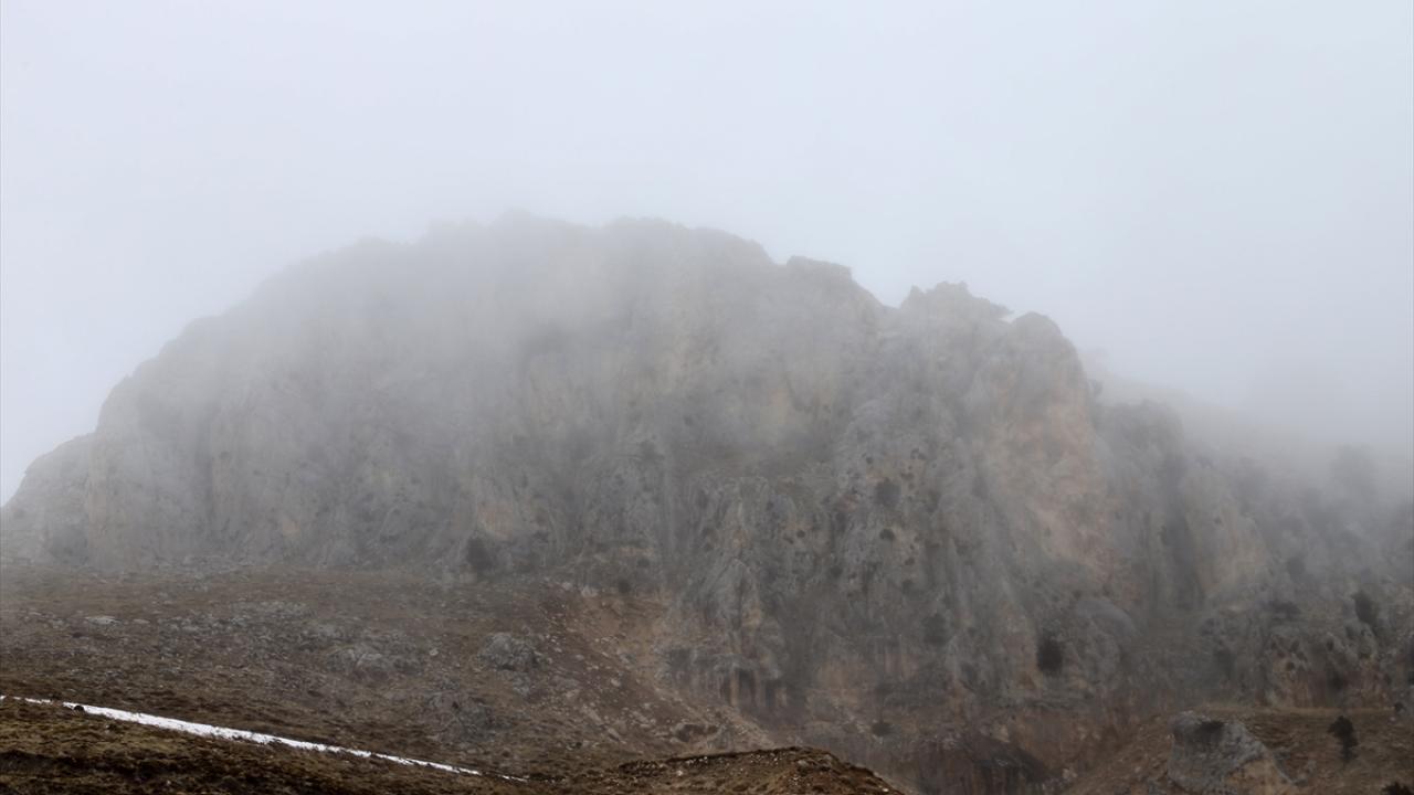 Yağışla birlikte Toros Dağları`nı sis kapladı.