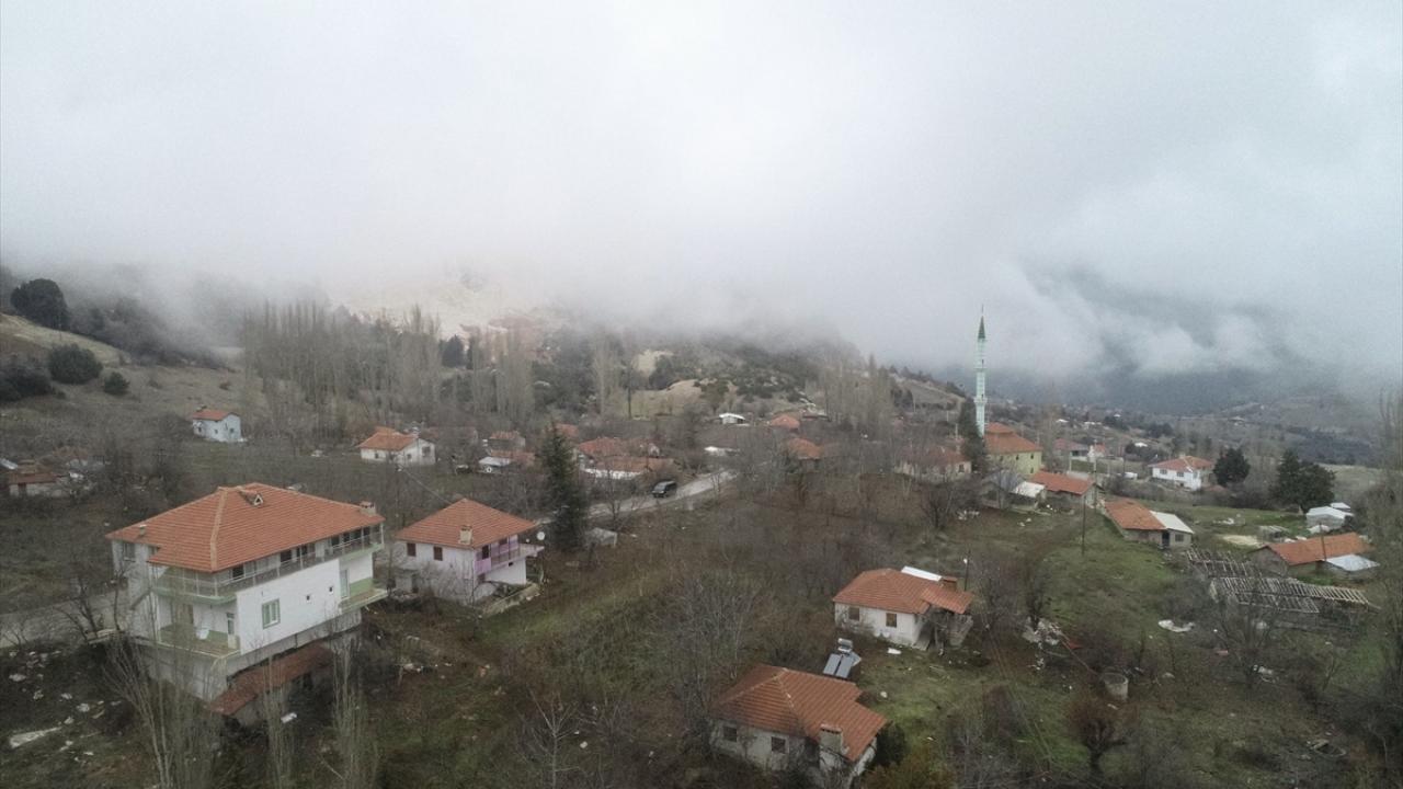 Bazı vatandaşlar, yüksek noktalardan kenti kaplayan sis bulutlarının görüntüsünü kaydetti, fotoğrafını çekti.