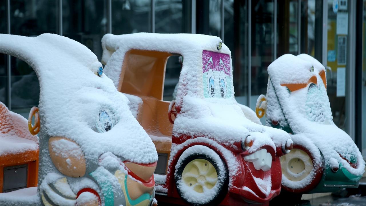 Bulgaristan`a ulaşımın sağlandığı Dereköy Sınır Kapısı`nda kar kalınlığı 3, Demirköy ve Kofçaz ilçelerinde ise 5 santimetre olarak ölçüldü.  