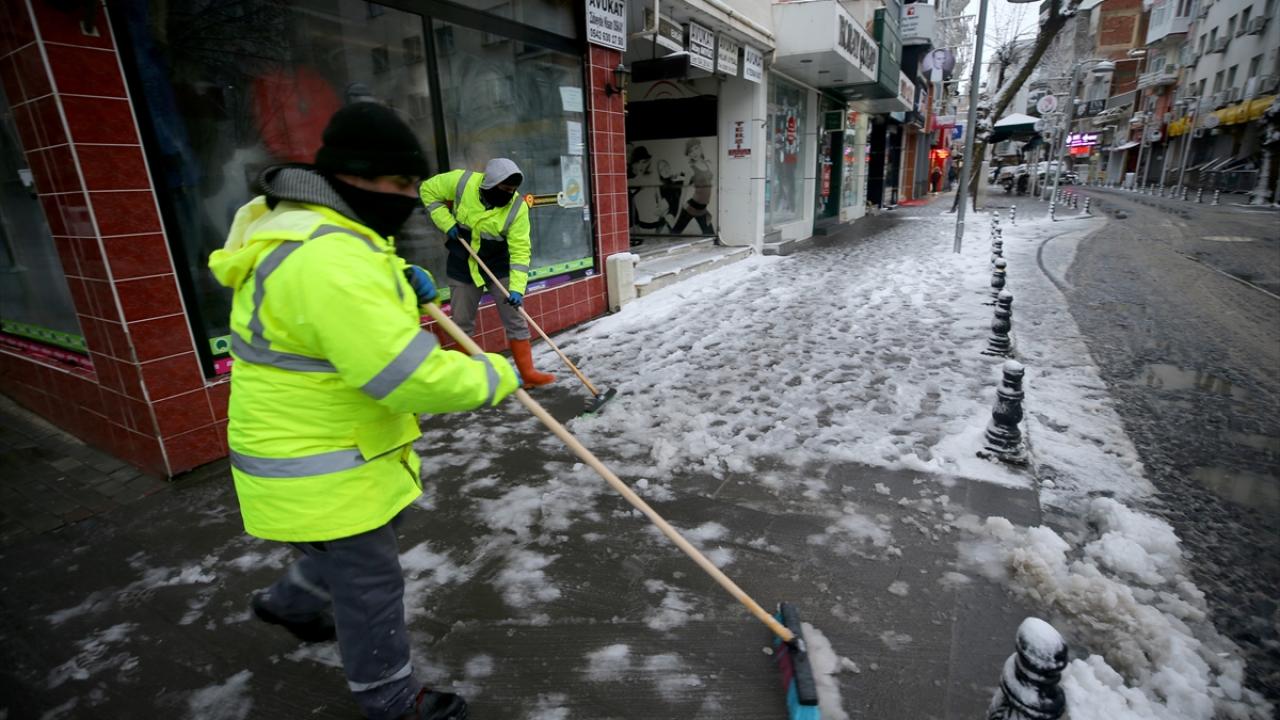 İl Özel İdaresi ile Karayolları ekipleri kar yağışının olduğu bölgelerde çalışmalarını sürdürüyor.