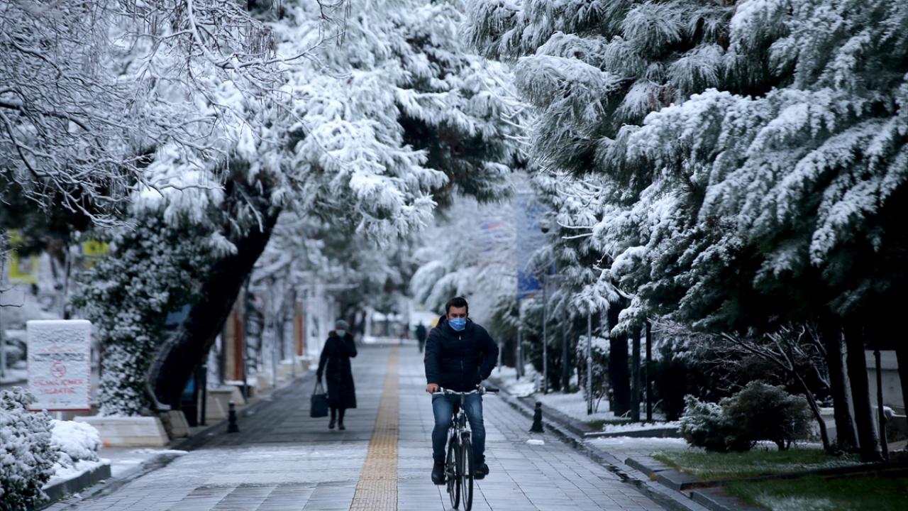 Kar yağışı nedeniyle kent merkezi kısa sürede beyaza büründü.