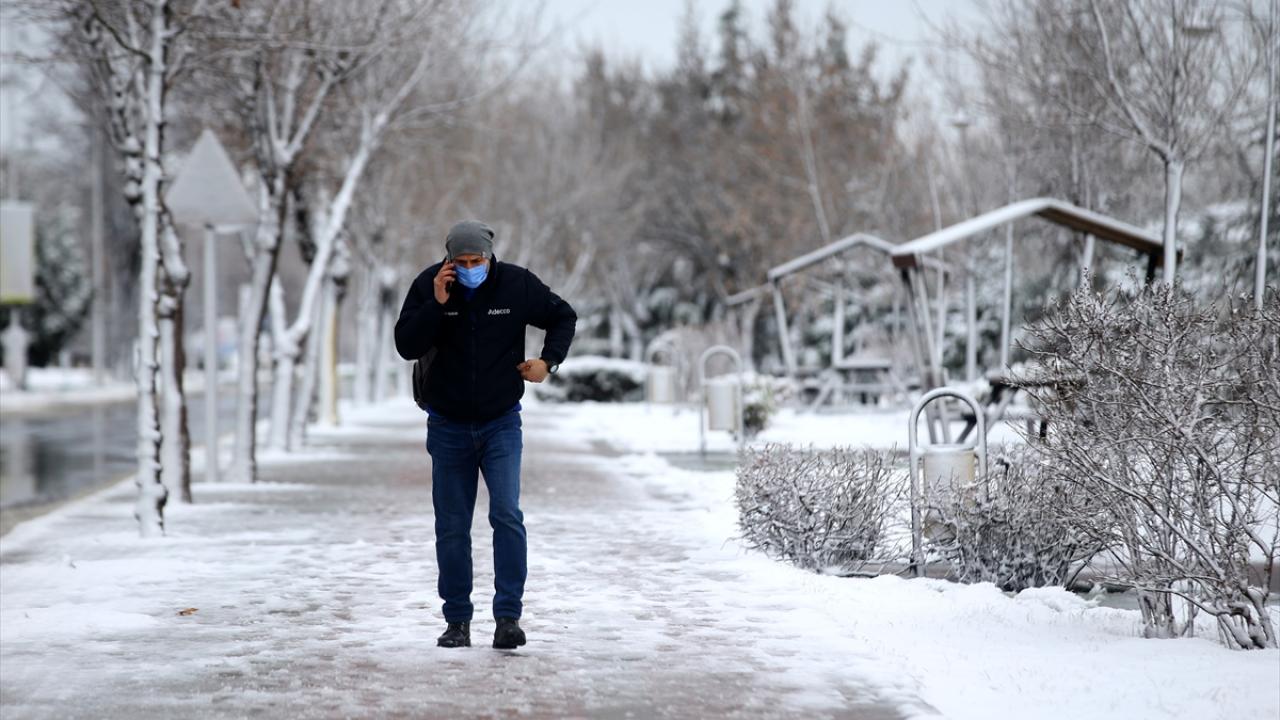 Kar yağışı, Demirköy ilçesinin Mahya Tepe ve Jandarma Kule mevkileri ile Kofçaz ilçesinin yüksek kesimlerde etkisini gösteriyor.