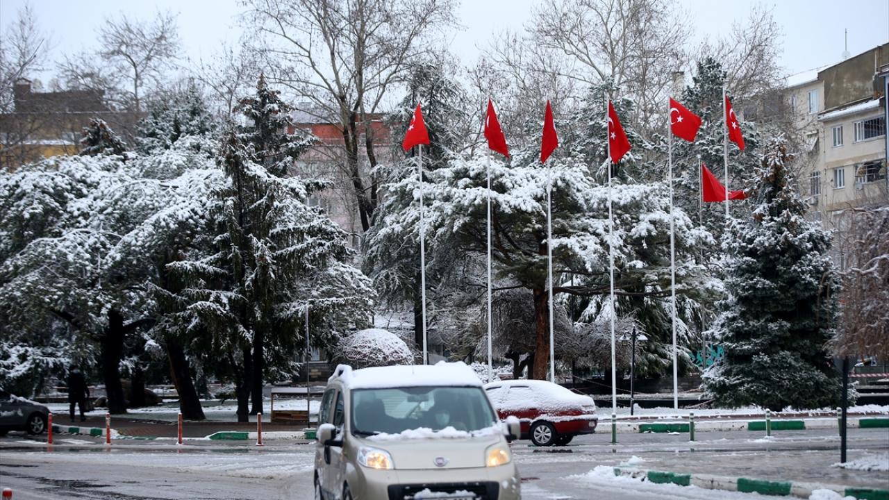 Hava sıcaklığının sıfırın altında 1derece ölçüldüğü bölgede kar yağışının aralıklarla gün boyu sürmesi bekleniyor.