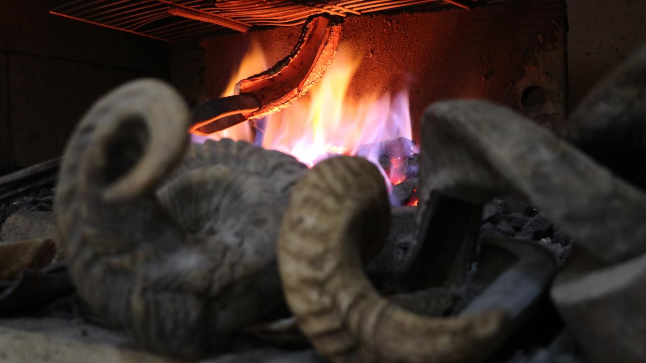 Kent merkezi Kangal İşhanı içerisinde faaliyet gösteren Durna, topladığı hayvan kemiklerini, insan parmak izi gibi, desen ve renkleriyle birbirine benzemeyen taraklara dönüştürüyor.