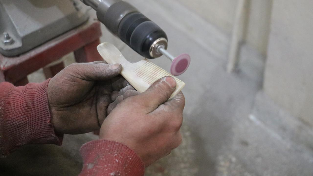 Saçta kırılma, saç dökülmesi gibi birçok rahatsızlığa iyi geldiği düşünülen kemik taraklar eşsiz olmalarıyla da dikkat çekiyor.