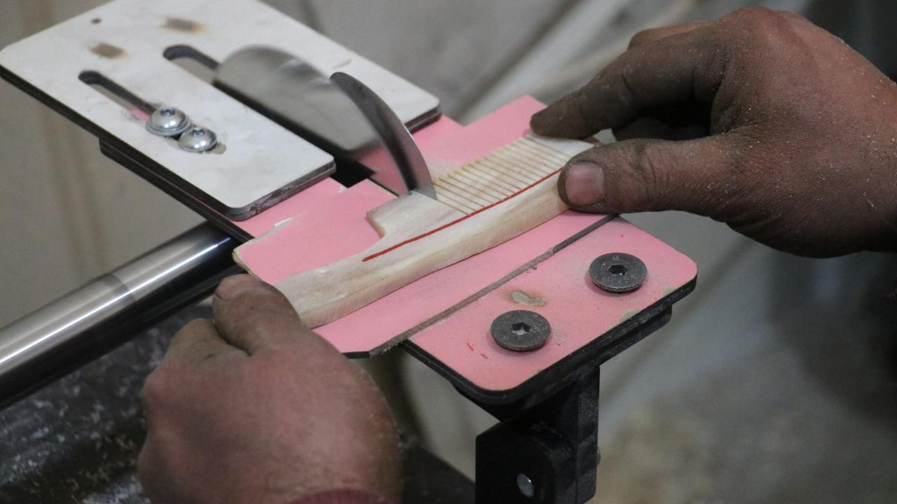 Bu mesleği yapan Türkiye de iki kişiden biri olan Durna, unutulmaya yüz tutmuş mesleği yeniden yaşatmanın sevincini yaşadığını belirtti.