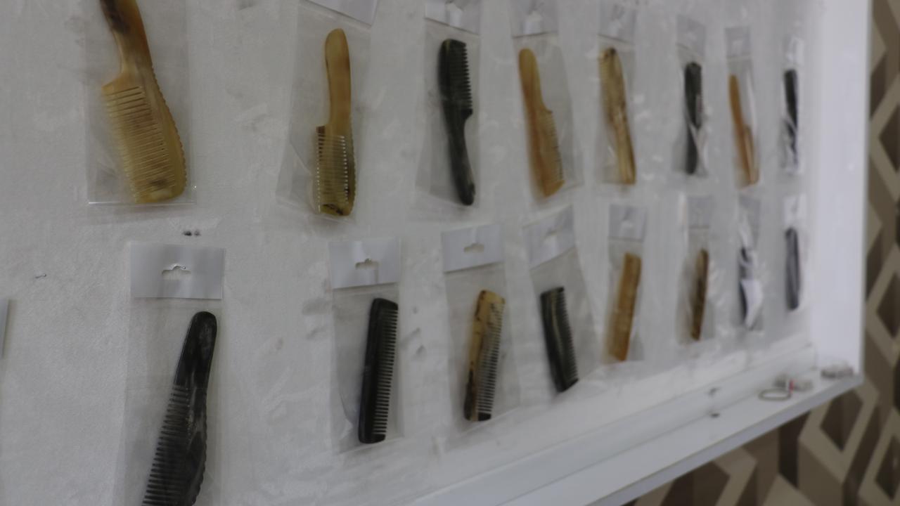 Boynuz yaklaşık 15 işlemden geçerek tarak şeklini alıyor