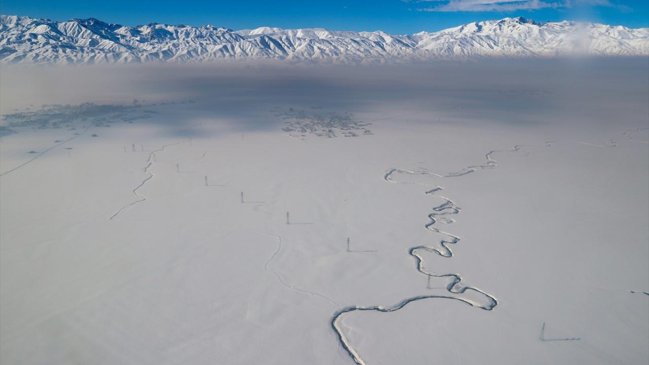Hakkari`nin Yüksekova ilçesindeki dağlar, akarsular, menderesler, araziler, yollar ve yerleşim yerlerinin beyaza bürünmüş görüntüsü helikopterden görüntülendi.