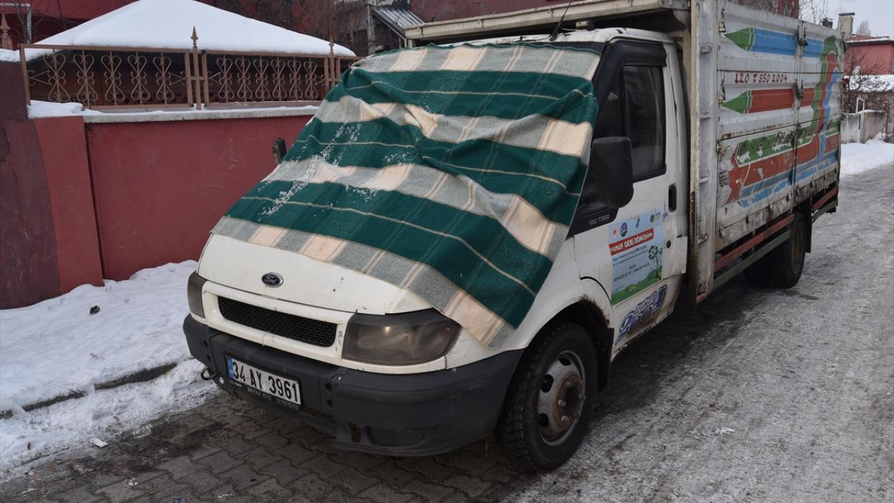 Bazı vatandaşlar araçlarının üzerine halı ve battaniye örterek soğuktan korudu.