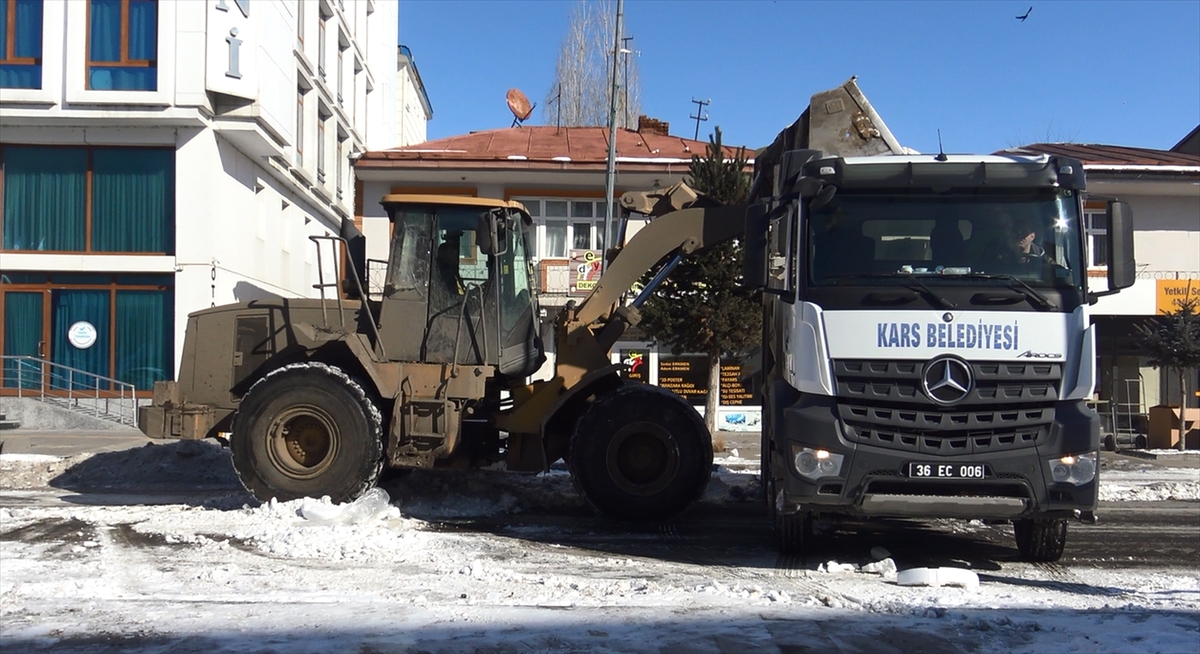 Kars Belediyesi ekipleri, cadde ve kaldırımlardaki karları temizleyerek kamyonlarla şehir dışına taşıdı.