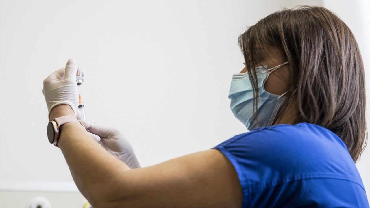 Aşı çalışmalarını takip eden İç Hastalıkları Uzmanı Doç. Dr. Ahmet Omma ise sağlık çalışanlarının aşılanmasının neredeyse sona erdiğini, 85 yaş üzeri vatandaşların aşılanmasının ise evlerde devam ettiğini bildirdi.