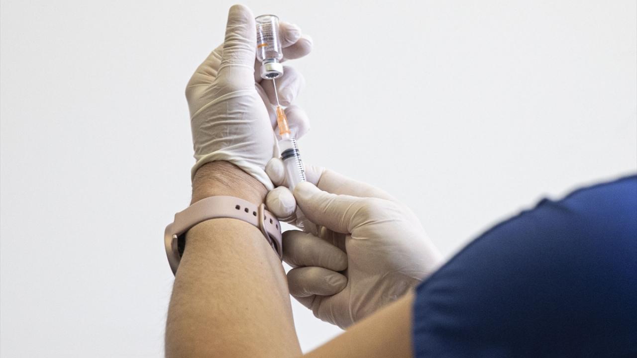 Omma, 80 yaş ve üstündekilerin yavaş yavaş hastaneye geldiğini belirterek, "Aşıya yönelik ilgi var. Herkesin mutlaka aşılanmasını öneriyoruz. Yaş ilerledikçe risk artıyor. Aşıyı özellikle yaşlılarımıza öneriyoruz." ifadelerini kullandı.