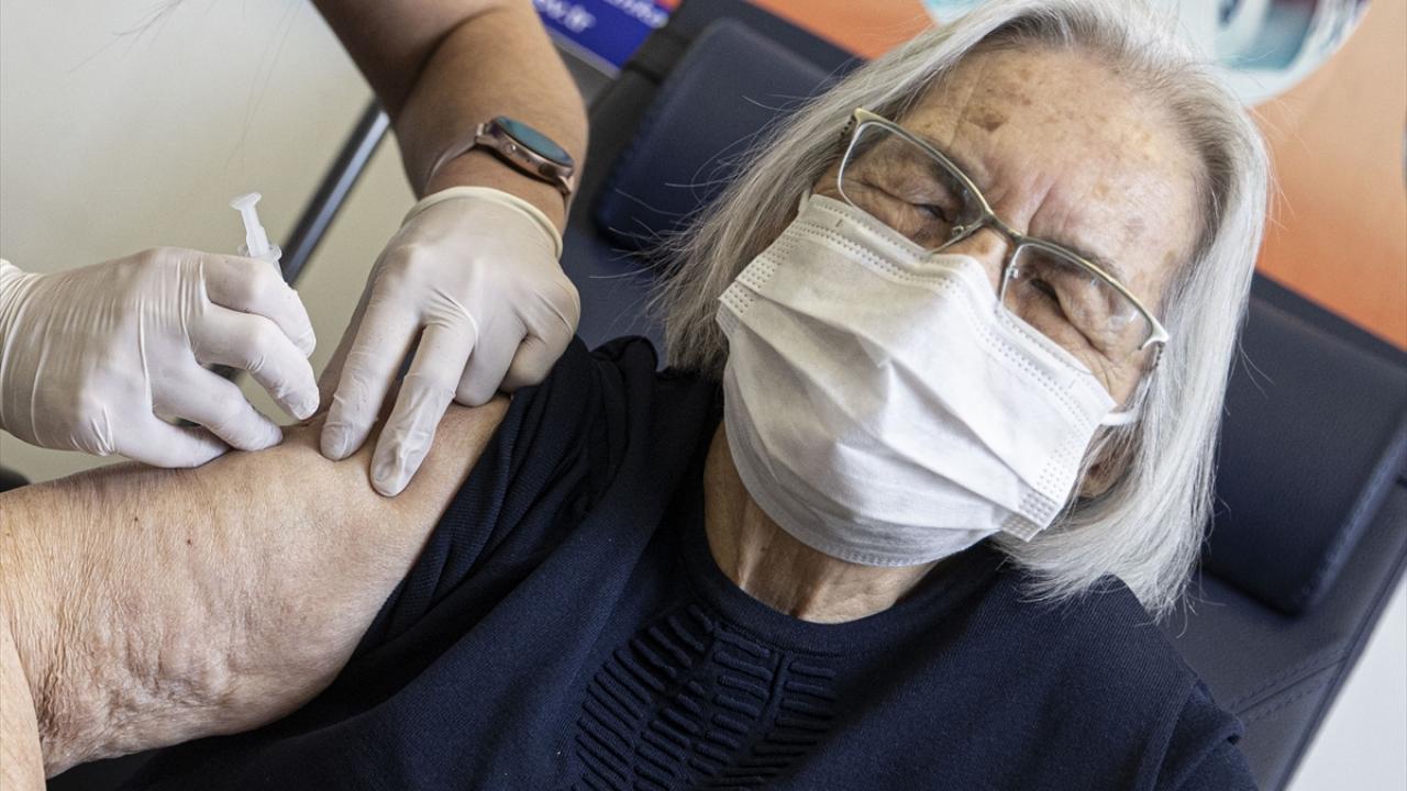 Burada ilk doz aşısı yapılan 84 yaşındaki Pervin Kanbak, salgından korunmak için aşıyı tercih ettiğini söyledi.